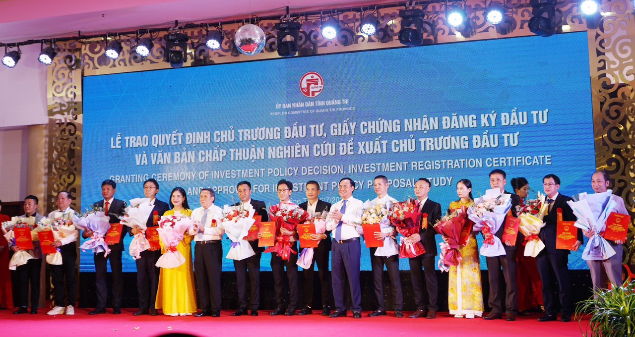 L&atilde;nh đạo tỉnh Quảng Trị trao quyết định chấp thuận chủ trương đầu tư cho c&aacute;c nh&agrave; đầu tư - Ảnh: C.N 